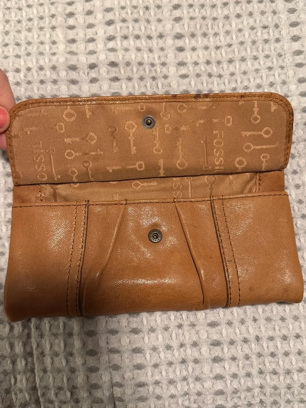 Vintage Fossil Wallet… Neutral Tan color!! Full size, great storage!